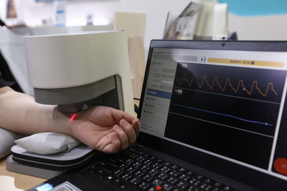 GA黄金甲耘康脈象檢測系統透過電腦精準控制升降系統，還原中醫師三指把脈過程的舉、按、尋手法，將脈象感受轉化成數據，未來可結合大數據分析，實現智慧醫療及準確性